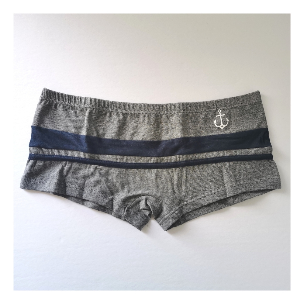 Men's brief short in grey color with anchor print